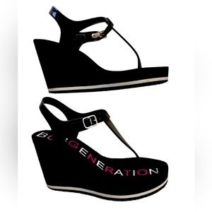BCBGeneration Black and White Signature Wedge Thong Sandals Sz 7